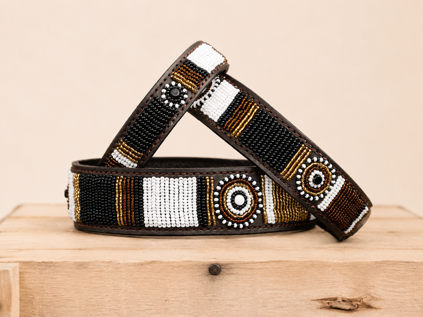 ARIZONA zwart-witte kralen halsband op houten kist