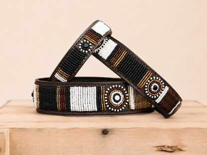 ARIZONA zwart-witte kralen halsband op houten kist