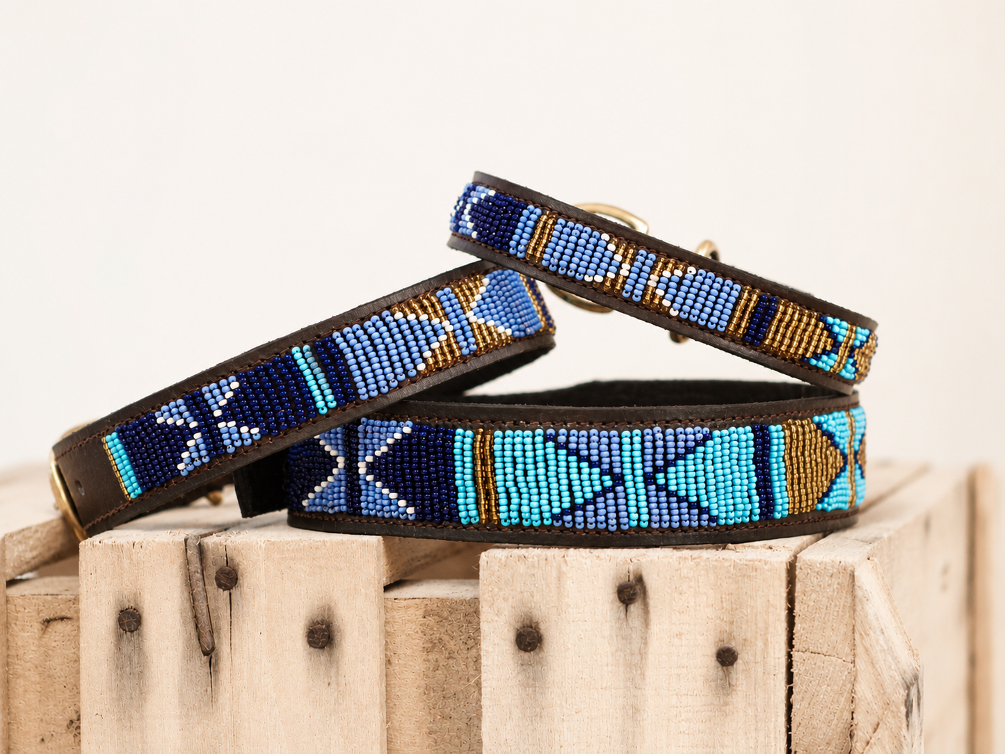ASPEN blauwe kralen halsband op houten kist