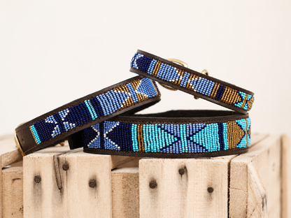 ASPEN blauwe kralen halsband op houten kist