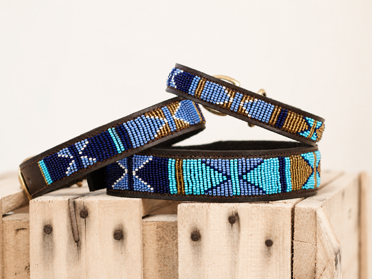 ASPEN blauwe kralen halsband op houten kist