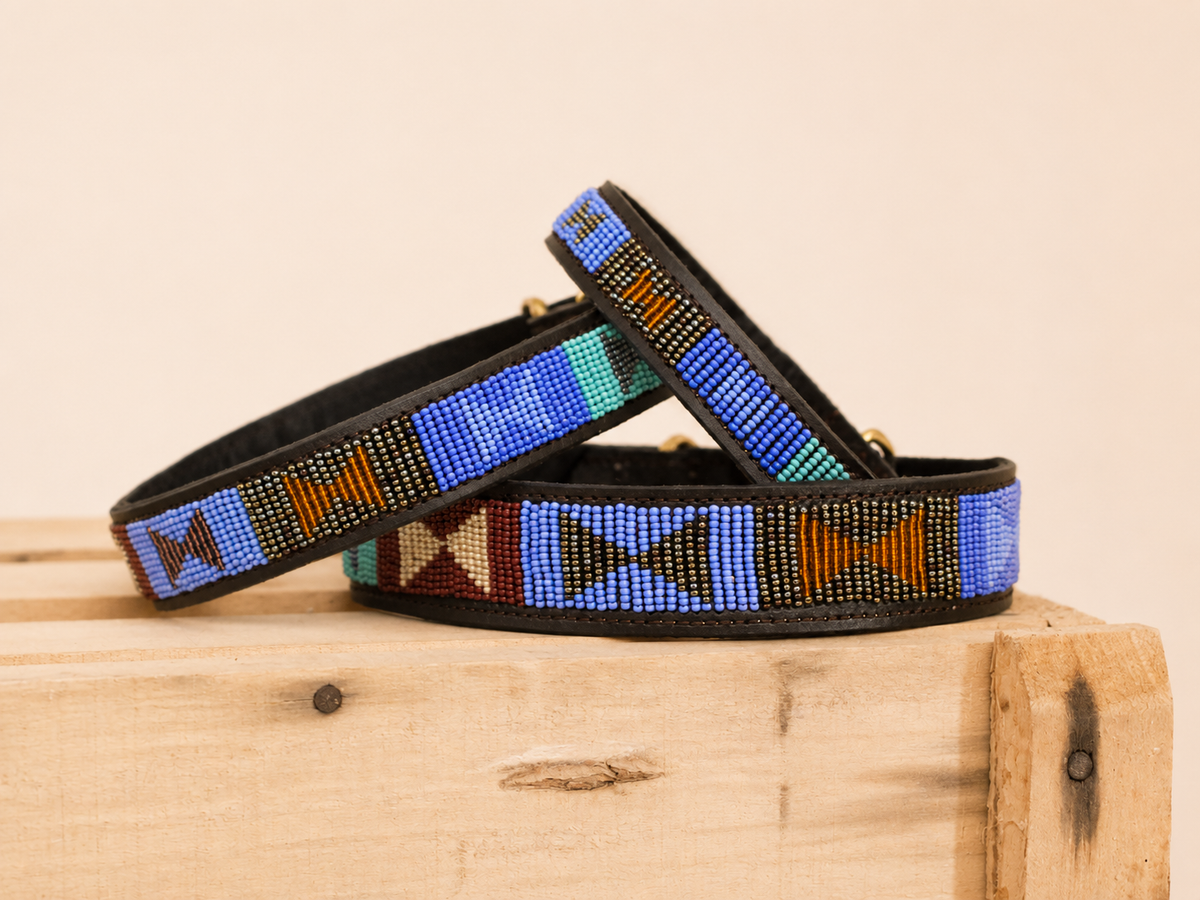 EULARIA blauwe kralen halsband op houten kist