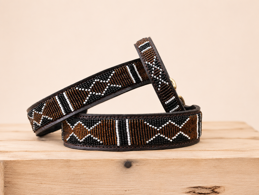 INUIT bruin-zwarte kralen halsband op houten kist